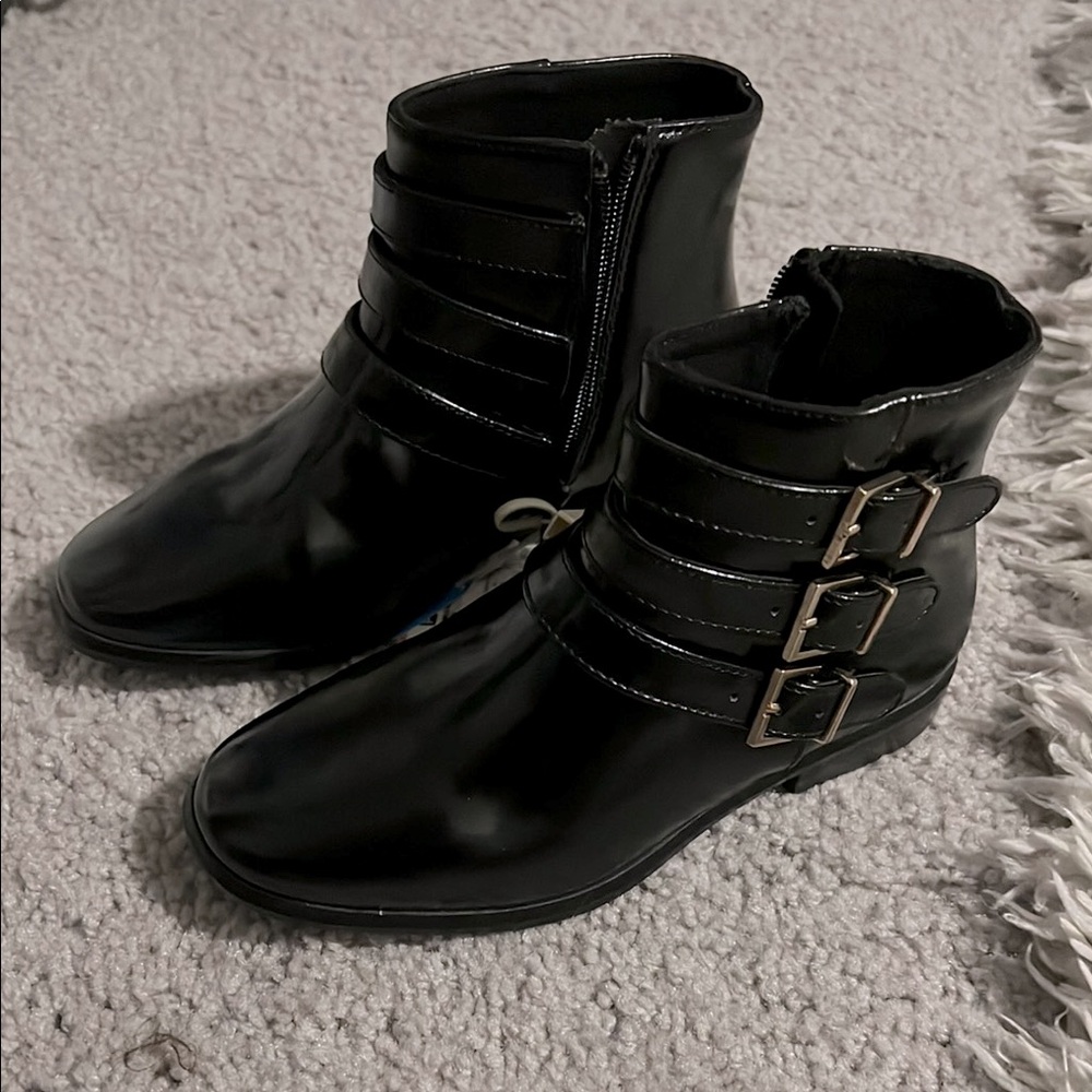 Zara kids Black Ankle patent Boots with Buckle Detail
Size 10-11 girls